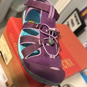 Keen Seacamp II CNX Youth size 7 sandals NEW IN BOX